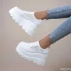 Klänningsskor 2022 Nya vita kilsneakers plattform andas ihåliga chunky häl pumpar kvinnor klackar h240423