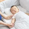枕の赤ちゃん枕メモリ泡新生児の赤ちゃん通気性シェーピングクッションクッション平らな頭の黄色の分離した幼児の位置決め枕を防ぐ
