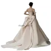 2024 새틴 라인 웨딩 드레스 연인 스트랩 신부 가운 멋진 신부 드레스 진주 구슬로 된 큰 활 등이없는 섹시 빈티지 플러스 크기 수요일 신부 가운