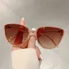 Sunglasses KAMMPT Extra Large Cat Eye Sunglasses 2024 New Retro Gradient Mirror Outdoor Glasses Luxury Tren Brand Design Womens Umbrella J240423