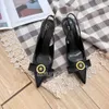 Designer Luxury High Heels Hobe Chaussures Femmes Sandales Party Souteurs en cuir Chaussures de mariage Sandales sexy Metal Kitten High Talons