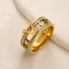 Designer Diamantringe Buchstaben Bandringe Frauen 18K Gold plattiert Schwester plattiert Kristall Edelstahl Liebe Hochzeit Schmuckversorgungen Ring Fine Schnitzfinger Ring Y1##