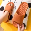 Uitverkoop Solid Color Summer Women Soft Home Slippers Paar binnenshuis Skid Proof Badkamer Sandalen El Men Flip Flops Flops Flop Shoes 240416