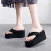 Zapatillas de moda para mujer ropa de moda de verano muffin grueso tacón antecedentes antiskid zapatos playa de playa mareselas frías clip de pie de pie alto flip 240228