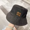 Diseñador Hates de borde anchos Bucket Sombreros Nuevas letras correctas de pescador bordado Moda de mezclilla