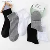 Мужские носки мужские дышащие хлопковые сетки короткие носки Черно -белый бизнес повседневный простой многофункциональный прочный документ на открытый набор из 3 пар YQ240423