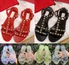 Zapatillas de marca Mujeres Flipflops de moda de verano Sandalias informales de lujo de fondo plano Bownot Rivets Beach Shoes Lady Desi1926018