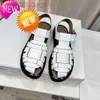 Diseñador 2023 Nuevas sandalias romanas de verano Zapatos casuales del diseñador de la fila de la fila de cuero de cuero hebilla hueca tacón plano en la parte inferior gruesa eaur formal