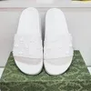 صندل مصمم منصة بيضاء منصة مثقبة G slip-on slipper heel slides سوداء رمال المطاط الرملية البغال الراحة في أسفل الصندل التراجع