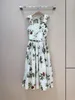 Casual jurken Wit Paarse Paarse bloemblad Print Mouwloze Taille 2024 Zomer Hoogwaardige knie-lengte jurk