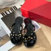 Diseñador de lujo para mujeres zapatillas deslizantes de goma de goma tanga zapato plano negro sexy sexy sliders plates sliders sliders de verano flofer al aire libre