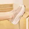 Lässige Schuhe plus Größe Mikrofaser hohle Frauen Sneaker Summer Ladies Sneaker Fersenhöhe 4,0 cm große weibliche Laafer Hochzeit