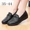 Sapatos casuais de tamanho grande mãe 42 couro macio de couro 41 idosa idosa velha lady apartamento não deslizamento feminino