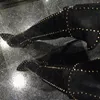 Des rivets pointus de la mode européenne et américaine, des talons hauts minces, des manches longues avec des fermetures à glissière, des bottes de longueur du genou, des chaussures de piste de boîte de nuit sexy pour femmes