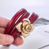 Cowhide Cienka paska, damska róży metalowa klamra, modna i wszechstronna skórzana pasa do pasa swobodnego paska z kurtką swetra 240315