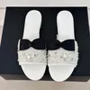 2024 Summer New Ends Women Flat Slippers Runway Classic Brand Designer Högkvalitativ handgjorda kristallmulor äkta läderkvinna utanför strass tofflor