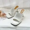 Slippers 2024 Nouvelles femmes d'été Sandales Sexy Square Toe Broad Band Talons Mid Talons Fish Mouth Slip-Flip Flops Casual Splipper H240423