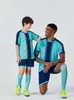 Les fans sont en tête de t-shirt de garde spécial pour adulte enfant de football jersey shorts uniformes de survêtement