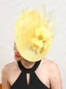 Geel fascinator bruiloft vrouwen hoed dames femme deby thee feest chapeau cap bruid bruid evenement kopstuk veer pilbox pet met hoofdband