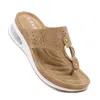أحذية الشاطئ الصيفية للنساء للسيدات ، قلب الأوتاد الناعمة ، تصميم الصنادل الرجعية جوفاءً