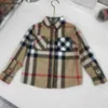 Nowe dzieci designerskie ubrania Kieszonkowa koszula z długim rękawem Rozmiar 100-150 cm dziewczęta z szachownictwa nadrukowane bluzki kardigan bluzki 24 kwietnia