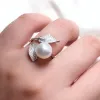 Banden Huitan Trendy Imitatie Pearl Rings vrouwen Fancy Leaf Design Temperament Elegante vrouwelijke accessoires Luxe kubieke zirkonia sieraden