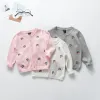 Tröjor Baby Girls Knit Carding 202 Candy Color Clothing Barn Barn Stickad Jacka Långärmade flickor Sweaters LZ046