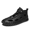 Sapatos casuais 2024 Sandálias masculinas de verão redondo de pé de praia Man macio de fundo PU Microfiber