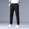 Designer de jeans masculin en jean noir pour le printemps / été nouveau pour hommes avec un pantalon de petit ajustement de base slim slim