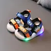 Flatskor led barn sandaler pojkar flickor 2023 sommar nya barn tecknad lysande ljus upp babyskor mode sport mjuka botten strandskor y240423