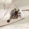 2023 Nouveau manteau de broche en cristal avec décoration florale, tempérament luxueux haut de gamme, costume, broche, accessoires en décolleté pour femmes et bijoux Yimu