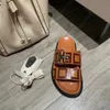 Designer de luxo Sandálias de sandálias de verão Sandálias marrons grossos pares de fivela de couro de sandálias f mulheres saltos planos de borracha chinelos de praia casuais