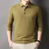 Män långärmad solid casual polo skjortor vårhöst lös streetwear manliga kläder skarvade lapel pläd affärskontor toppar 240416