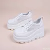 Klänningsskor 2022 Nya vita kilsneakers plattform andas ihåliga chunky häl pumpar kvinnor klackar h240423