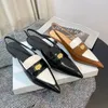 2024 Nytt varumärke Mi Letter Pointy Flat Shoes Women After Summer Hollow Leather Pointy Fairy Wind Buckle Casual Leather Shoes Högkvalitativ gratis frakt