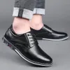 Retro män skor affärsmärke läder mode casual för svartbrun andningsbara loafers komfort menshoe 240420