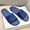 Designer gummi tofflor präglade bilder läder män sandaler sommarstrandskor med ruta 557