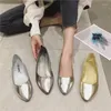 Lässige Schuhe bequeme flache Spitze mit weichen Sohlen silberne Flugbegleiter Arbeit lang anstehen Füße