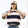 Polos femininos Japaneses Retro Retro Clashing Polo Modelo de manga curta Modelo de bainha Ajustável Camiseta solta casual