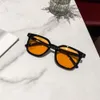 Petites lunettes de soleil personnalisées en forme carrée pour garçons avec des lentilles bleues