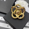 Lyxig guldpläterad broschmärke designer ny design för eleganta fashionabla kvinnor högkvalitativa smycken brosch med låda födelsedagsfest