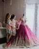 Fuchsia różowy błyszcząca księżniczka Quinceanera sukienki z ramion Gillter Applique Floral Vestidos de 15 anos sweet 16 z peleryną