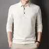 Män långärmad solid casual polo skjortor vårhöst lös streetwear manliga kläder skarvade lapel pläd affärskontor toppar 240416