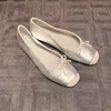 Scarpe eleganti ballergola bowknot pompe da ballerina metalliche che scivolano su donne seta a bordo di seta in raso a blocco quadrato tacco a ghiottino a avorio