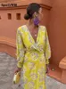 Urban sexy Kleider Sonnenschein gelb V-Ausschnitt gedrucktes Langarmleid für Frau Ein lebendiges feminines Kleid mit verführerischen Mustern für einen herausragenden Lookl2404