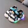 Flatskor led barn sandaler pojkar flickor 2023 sommar nya barn tecknad lysande ljus upp babyskor mode sport mjuka botten strandskor y240423