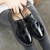 Casual skor japanned läder brogue kvinna snidad snörning muffin creepers plus storlek 34-43 lägenheter bekväma rund tå skor plattform