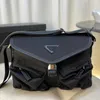 Designers Mens Crossbody Black Bags Luxury Men Briefcases Brand Nylon Messenger Envelope Bag Fashion Purses Single Shoulder with Triangle Top