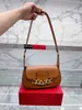 Top Bote Bag ad alta definizione Temperamento Fashion Crossbody Small Square Heavy Chain Hardware Saddle Hold One Ascle Arm Womens 2342