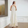 Robes décontractées Couleur solide Robe beige pour les femmes à la mode franges ourlet longs Sexy croix licou dos 2024 Été élégant